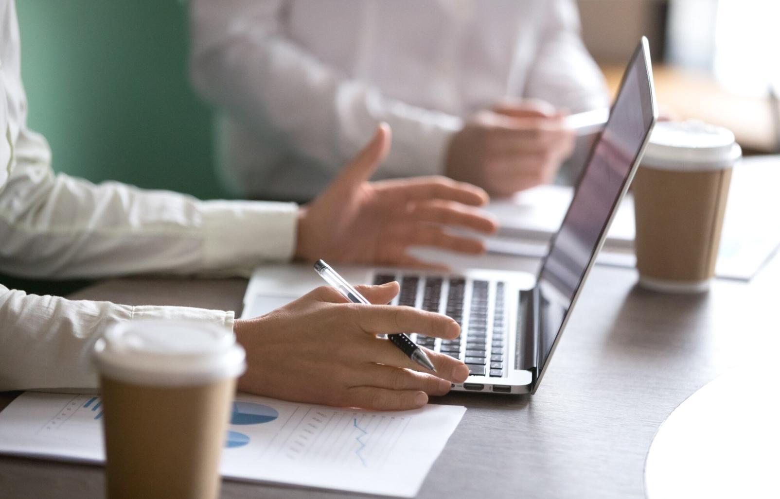 Professionnel analysant des données financières